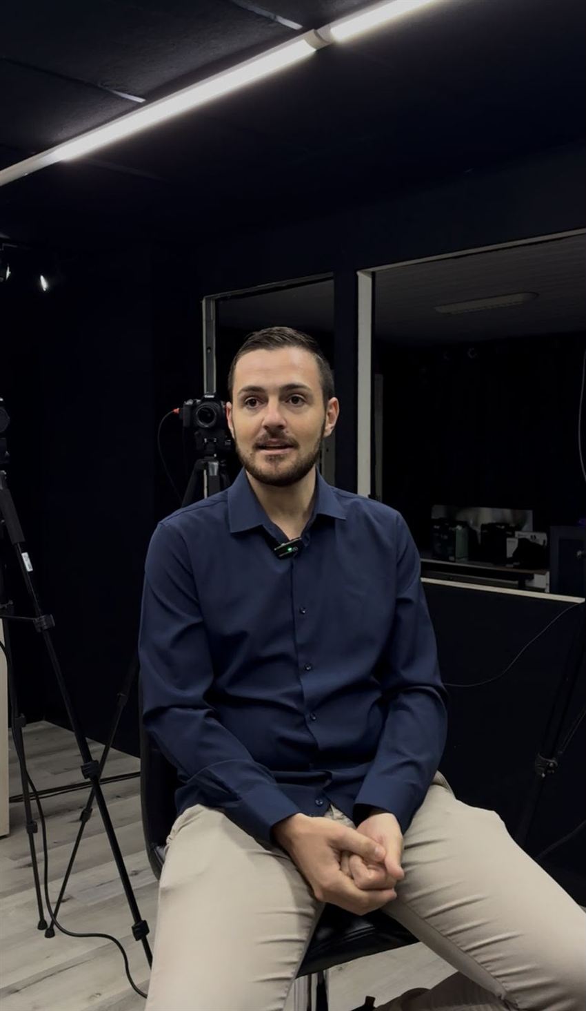 Leonardo Lauxen em estúdio de gravação, entre câmeras, durante entrevista